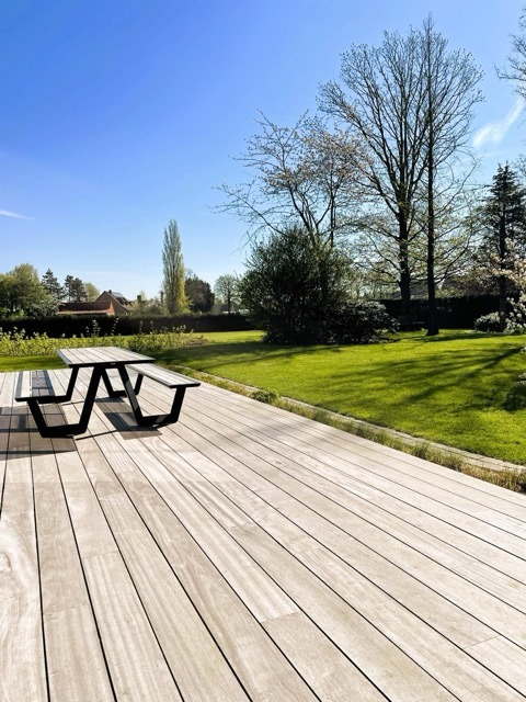 Houten terras aansluitend op de tuin