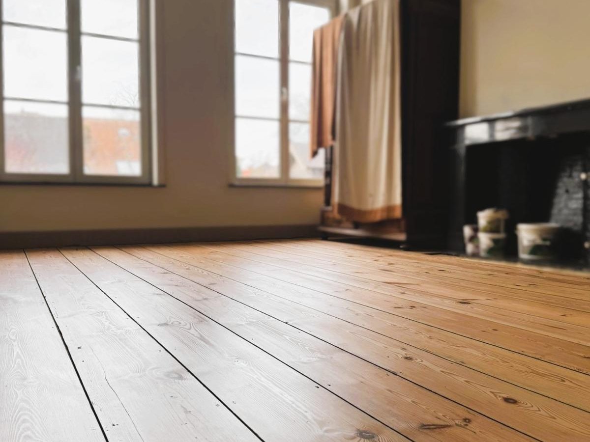 Parketrenovatie 180 jaar oude pitch pine vloer met brede planken