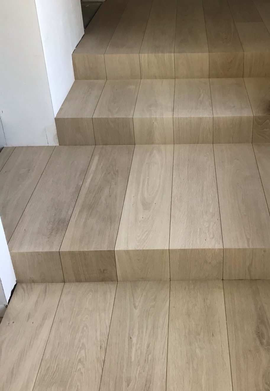 Uitbekleden trapje doorlopende parket Uitbekleed trapje met doorlopende eiken parketvloer